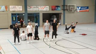 Hartes Training in der Pfaffenauhalle: Die „Asbach Brittas“ bereiten sich intensiv auf ihren Auftritt bei der „Hessischen Weiberfastnacht“ vor.