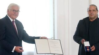 Bundespräsident Frank-Walter Steinmeier verleiht im Oktober 2021 im Schloss Bellevue den Verdienstorden der Bundesrepublik Deutschland an Luigi Toscano aus Mannheim.