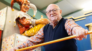 Aktiv bis ins hohe Alter: Dieter Wenger steht als Mainzer Motivwagenbauer auf einem seiner Wagen unter einer Till-Eulenspiegel-Figur.