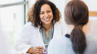 Sind Frauen die besseren Ärzte? Jüngste Studien zeigen zumindest: Von Ärztinnen behandelte Frauen werden eher gesund.