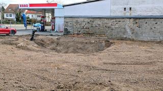 Das Bestandsgebäude auf dem städtischen Grundstück an der Tankstelle ist bereits abgerissen, die Vorbereitungen für sozialen Wohnungsbau in der Schriesheimer Straße laufen.
