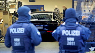 Eine Geldwäsche-Razzia in Nordrhein-Westfalen: Polizisten durchsuchen Gewerberäume. (Symbolbild)