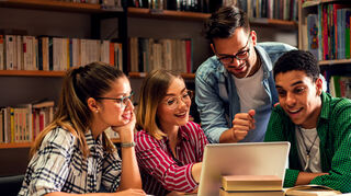 Durch das übersichtliche Lernsetting des Studiengangs können die Studierenden regelmäßig in Kleingruppen zusammenarbeiten.