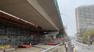 Der Neubau der Hochstraßen – hier die Hochstraße Süd – kostet die Stadt Ludwigshafen viele Millionen. Hätten die Brücken über Jahre besser gepflegt werden müssen, wie Politikwissenschaftler Thomas König sagt?