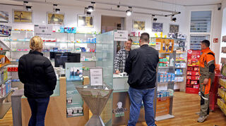 An diesen Kassen der Collini-Apotheke gibt es Cannabis auf Rezept. Davor stehen meist lange Schlangen. Doch weil die Wartenden auch von hinten nicht fotografiert werden wollen, sind sie kurz beiseite getreten.