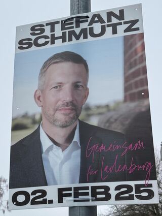 Ladenburg, Januar 2025: Plakat von Amtsinhaber Stefan Schmutz zur Bürgermeisterwahl.
