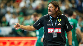 Löwen-Trainer Sebastian Hinze bereitet sein Team aktuell für die zweite Saisonhälfte vor. Zuletzt gab es einen 35:34-Testspielsieg gegen den HC Erlangen.