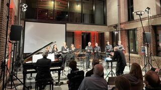 Walter Nußbaum mit den Ensembles des Klangforum Heidelberg bei der Eröffnung der 3. Biennale für Neue Musik im Heidelberger Betriebshof.