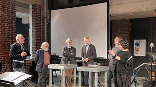 Manchmal durften auch die Komponierenden sprechen beim Podiumsgespräch (v.l.): Wolfgang W. Müller, Alfred Nordmann, Philipp Brüllmann, Manfred Salmhofer und die Komponierenden Caspar Johannes Walter und Elnaz Seyedi bei der Eröffnung der 3. Biennale für Neue Musik im Heidelberger Betriebshof.