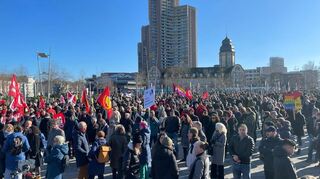 Mehr als 800 Menschen haben sich auf dem Alten Meßplatz zur Brandmauer-Demo versammelt.