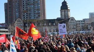 Fontagnier spricht von 15.000 Demonstierenden auf dem Alten Meßplatz.