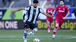 Waldhof-Neuzugang Andre Becker (l) trat in seiner ersten Partie gleich als Torschütze in Erscheinung.