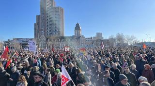 Tausende nahmen am Samstagmittag an der Kundgebung "Wir sind die Brandmauer!" auf dem Alten Meßplatz in Mannheim teil.