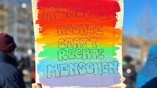 Alice hat Angst, dass die Rechten an die Macht kommen.