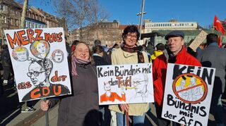 Von links: Bettina Carvalho und ihre Freunde Elvira und Jürgen zeigen die Plakate, die sie selbst gestaltet hat.
