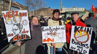 von links: Bettina Carvalho und ihre Freunde Elvira und JÜrgen zeigen die Plakate, die sie selbst gestaltet hat.