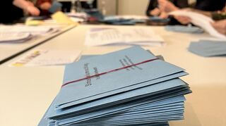 Auszählung der Briefwahlstimmen bei der Bürgermeisterwahl in Ladenburg.