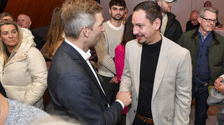 Zu diesem Zeitpunkt zeichnete sich der Wahlsieg von Stefan Schmutz (l.) bereits deutlich ab. Er schüttelt seinem Kontrahenten Sophian Habel die Hand.