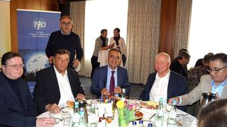 Mustafa Baklan (Mitte) im Kreise seiner Gäste beim DTI-/TID-Unternehmerfrühstück.