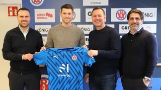 Robin Becker (2.v.l.) bei seiner Vorstellung auf der VfR-Geschäftsstelle. Mit ihm freuen sich (v.l.) Sportvorstand Ali Ibrahimaj, Gechäftsführer Stephan Pfitzenmeier und Hakan Atik von der Sportlichen Leitung.