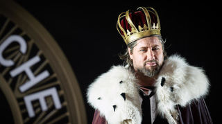 Bartosz Urbanowicz als Don Criso in „Der Operndirektor“. Die Satire-Oper zeigt Machtspiele und Intrigen hinter den Kulissen des Opernbetriebs.