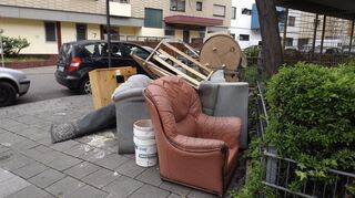 Vermüllung wie hier im Hesmhof sehen viele Befragte als eines der größten Probleme im Wohnumfeld.