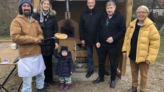 Der neue Pizza-Ofen in Aktion (v.l.): Sinan Pat, Julia Wege mit Tochter Louise, Andreas Lochbühler, Ralf Waldkirch und Gabriele Pohl.