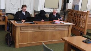 Unfallfahrer Arif A. mit seinen Verteidigern Maurice Weidhaas (l.) und Rüdiger Weidhaas zu Beginn des Verfahrens in Landau.