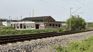 Die ehemalige Depothalle aus Blickrichtung Hauptbahnhof Ludwigshafen. Auch sie soll abgerissen werden.