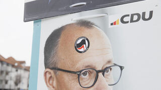 Auf die Stirn hat man ihm einen Antifa-Aufkleber gedrückt. Wird das Plakat beim Entfernen beschädigt, liegt durch das Anbringen eine Sachbeschädigung vor.