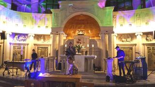 Elektronische Musik und Lichtshow, gestaltet vom ReCreate Ensembles und Lichtdesigner Benjamin Jantzen im Kirchenraum.