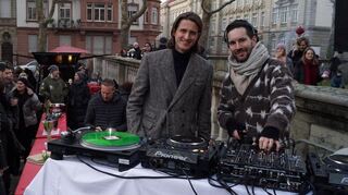 Pfarrer Friedel Goetz (links) und DJ Leonard Vergnaud sorgen auch draußen für Unterhaltung beim Publikum.