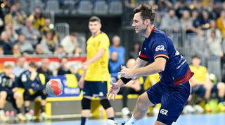 Der endgültig letzte „Dreher“: Uwe Gensheimer verwandelt den Siebenmeter zum 38:36-Endstand seiner Allstars gegen die Rhein-Neckar Löwen.