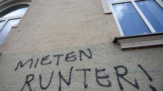 „Mieten runter“ – diese Forderung an einem Haus in München unterstützt auch die Bundestagskandidatin Sahra Mirow (Die Linke) aus Heidelberg.