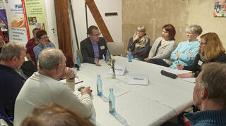 Michael Heidrich (Mitte) am Thementisch „Leben im Alter“ und „Inklusion“