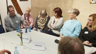 Boris Wenz (l.) am Thementisch „Leben im Alter“ u. „Inklusion“.