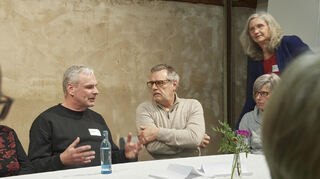 Werner Kruck (l.) am Thementisch „Migration“ u. „Wohnraum“.