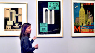 Farblithografien der 1920er Jahre: Kuratorin Susanna Baumgartner erläutert Werke in der Mannheimer Ausstellung.
