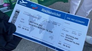 Dieses „Ausreiseticket“ machte am Samstag am Heidelberger Bismarckplatz die Runde. Nur verteilt haben will es niemand von der AfD.