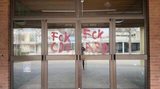 Schmierereien an der Feudenheimer Kulturhalle vor dem Merz-Auftritt.