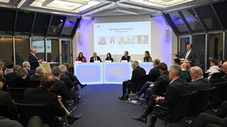 IHK-Wahlarena mit Mannheimer Wahlkreiskandidatinnen und -kandidaten. Von links auf dem Podium Isabel Cademartori (SPD), Heinrich Koch (AfD), Melis Sekmen (CDU), Konrad Stockmeier (FDP) und Nina Wellenreuther (Grüne).