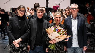 Die Ausgezeichnete mit den Auszeichnenden (v.l.): Heidelbergs Kulturbürgermeisterin Martina Pfister, Theaterintendant Holger Schultze, Komponistin Sarah Nemtsov und Musikjournalist Frank Kämpfer beim Philharmonischen Konzert im Congress Center Heidelberg.