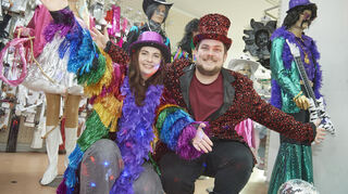 Lea und Jan Jobke mit den beliebten Glitzerkostümen in dieser Faschingssaison.