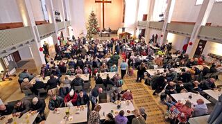 In der Mannheimer Vesperkirche gibt es für Bedürftige nicht nur eine warme Mahlzeit, sondern auch Gespräche und ein Sozialberatungsangebot.