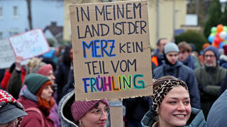 Gut polizeilich abgeschirmt und doch präsent: Demonstrierende gegen Friedrich Merz und seine Politik.