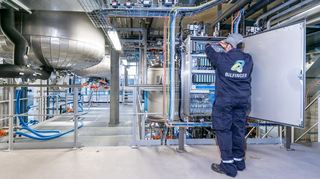 Ein Bilfinger-Mitarbeiter wartet einen Bioreaktor bei einem Schweizer Pharmaunternehmen.