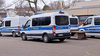 Wegen massiver Proteste musste die Feudenheimer Kulturhalle weiträumig von der Polizei abgeriegelt werden.
