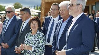 Im September 2023 konnte Bärbel Schader den Bildungs- und Sportcampus einweihen - mit vielen Ehrengästen:der frühere Ministerpräsident Volker Bouffier ( v.l. ), Ministerpräsident Boris Rhein, Landtagsabgeordneter Alexander Bauer, Mäzen Dietmar Hopp und Landrat Christian Engelhardt.