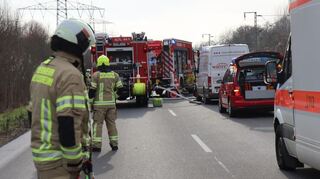 Die Feuerwehr ist nach einem Verkehrsunfall auf der L 560 im Einsatz.