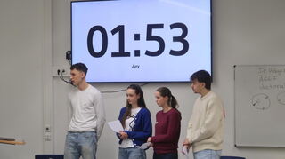 Team fünf stellt sich den kritischen Fragen der Jury – selbstbewusst verteidigen sie ihre Idee zur Faktenprüfung gegen knifflige Nachfragen.